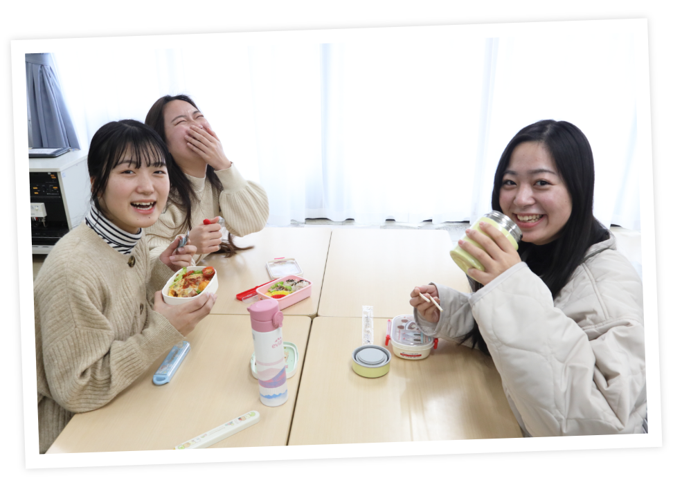 お昼ご飯を食べる生徒の写真