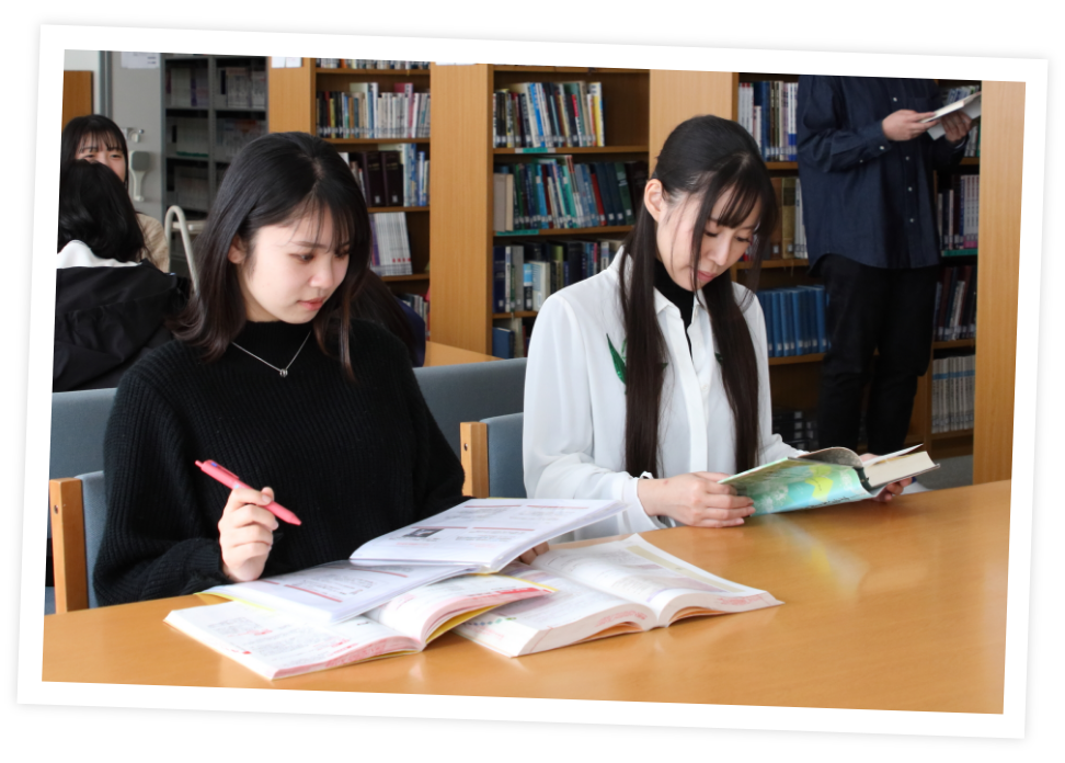 図書室で勉強する生徒の写真